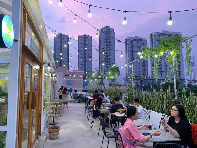 top 10 quán cafe rooftop chill nhất sài gòn