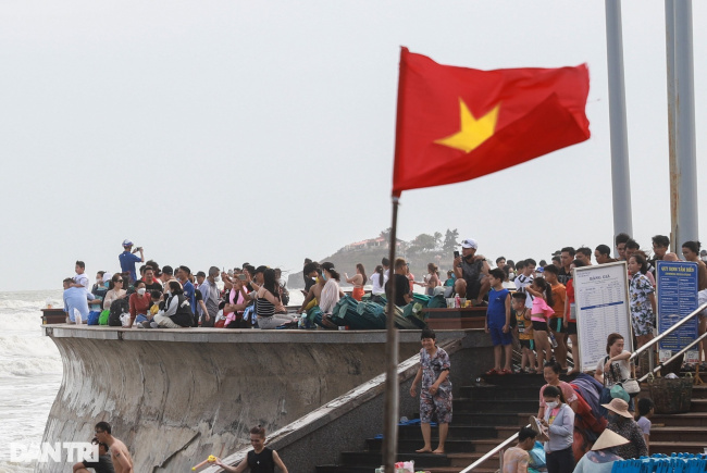 at vung tau, swimming pool, people flock to the sea in the tau region on the 4th day of the lunar new year