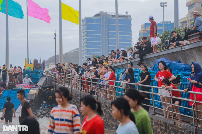 at vung tau, swimming pool, people flock to the sea in the tau region on the 4th day of the lunar new year