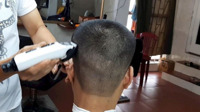 cách đàn ông sở hữu một mái tóc hoàn hảo khi đi cắt tại tiệm tóc bình dân
