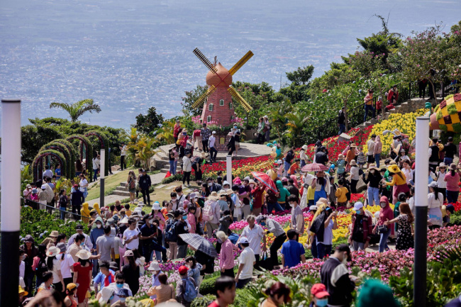mrs. black mountain, play tet, spring festival, spring travel, sun group, tay ninh, tourists from all over the world visit ba den mountain spring festival