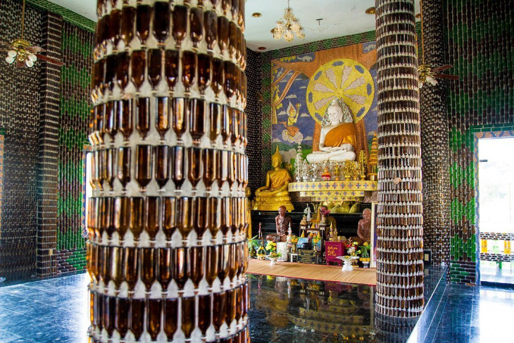 chùa thái lan, tour thái lan, wat pa maha chedi kaew, wat pa maha chedi kaew – ngôi chùa độc đáo được kết từ nhiều chai bia