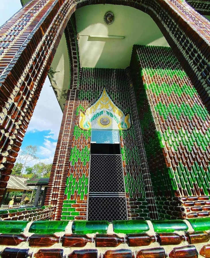 chùa thái lan, tour thái lan, wat pa maha chedi kaew, wat pa maha chedi kaew – ngôi chùa độc đáo được kết từ nhiều chai bia