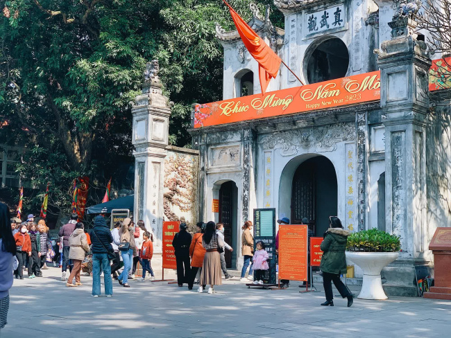 go to new year&039;s holidays, hanoi streets, temple of literature - quoc tu giam, weekends off, people in hanoi take advantage of the ‘race’ to travel to spring for the rest of the tet and 7th days, but many places are still crowded.