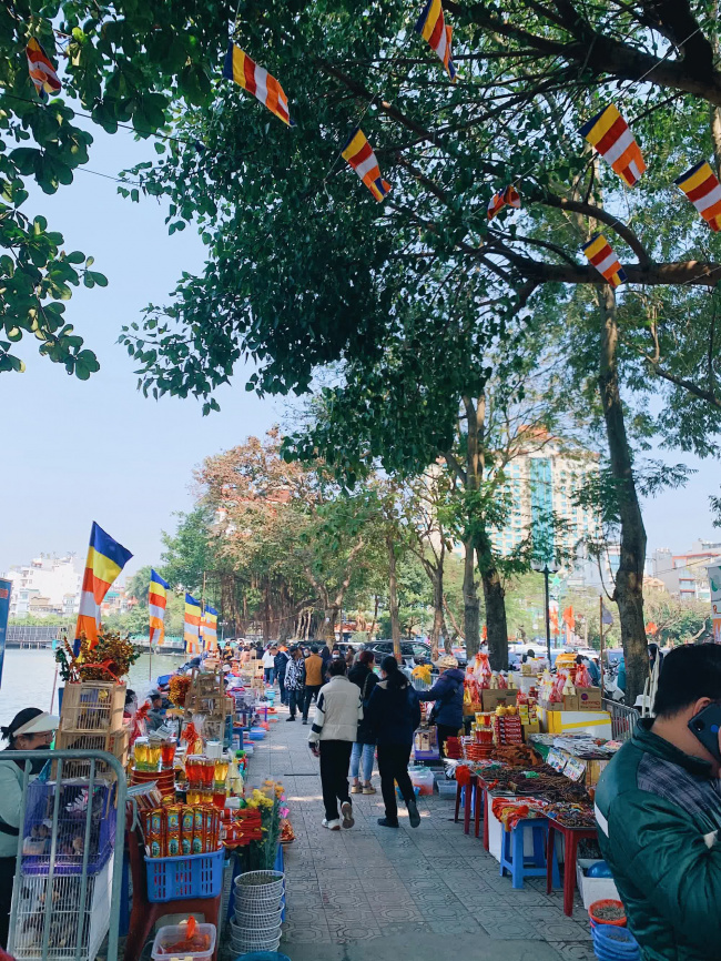 go to new year&039;s holidays, hanoi streets, temple of literature - quoc tu giam, weekends off, people in hanoi take advantage of the ‘race’ to travel to spring for the rest of the tet and 7th days, but many places are still crowded.