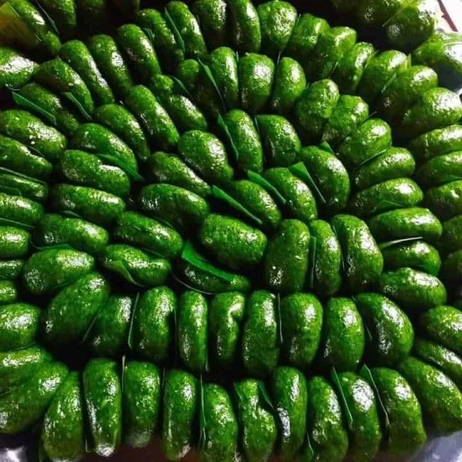 blood conditioning, cakes, full moon in july, netizens, specialties, tourists, traditional cakes, vinlove.net, lang son’s specialty green cake is loved by netizens because of its strange name