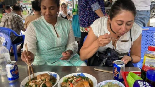 foreign tourists, nguyen thi minh khai, save time, vermicelli with barbecue, restaurants that when to sell a different dish every day but are always crowded with customers