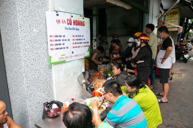 foreign tourists, nguyen thi minh khai, save time, vermicelli with barbecue, restaurants that when to sell a different dish every day but are always crowded with customers