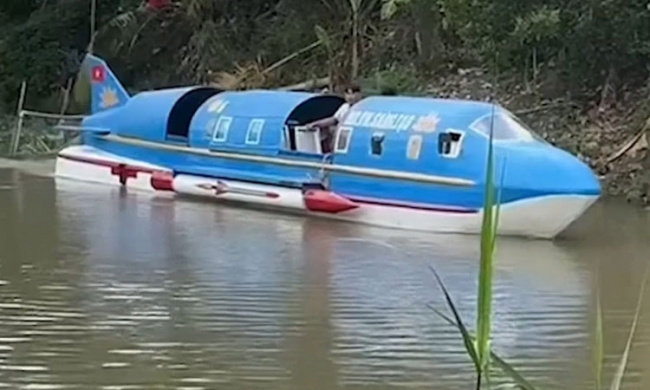 Nông dân biến máy bay thành thuyền máy
