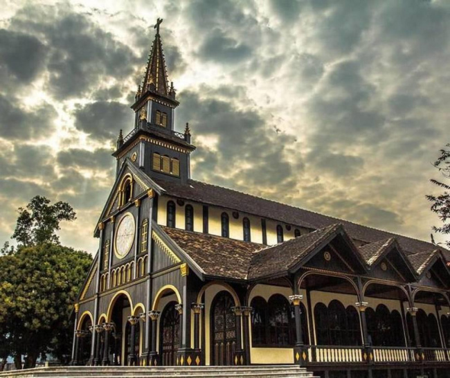 nhà thờ gỗ kon tum tây nguyên với kiến trúc độc đáo với hơn 100 năm lịch sử