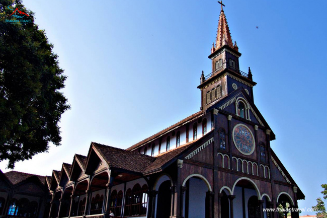 nhà thờ gỗ kon tum tây nguyên với kiến trúc độc đáo với hơn 100 năm lịch sử