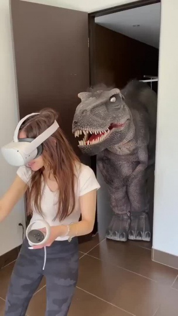 Cô gái gặp khủng long thật khi chơi game thực tế ảo
