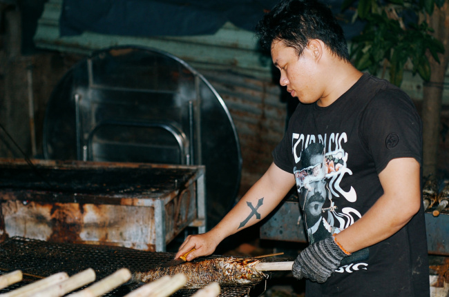 grilled snakehead fish, tan phu district, the god of tai, the most famous, the largest grilled snakehead fish oven in ho chi minh city “red on fire all night” to prepare for the day of god of fortune