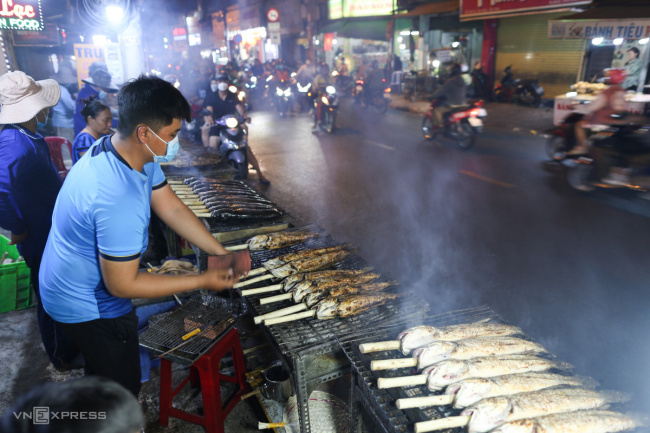 god of wealth, grilled snakehead fish, selling more than 3,500 grilled snakehead fish on the day of god of fortune in saigon