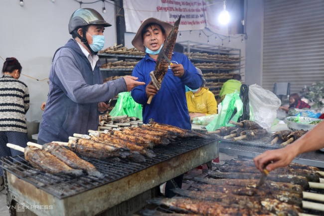 god of wealth, grilled snakehead fish, selling more than 3,500 grilled snakehead fish on the day of god of fortune in saigon