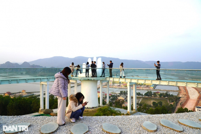 cao pagoda, glass bridge, hand statue, spring travel, vinlove.net, a glass bridge supported by a giant hand first appeared in thanh hoa