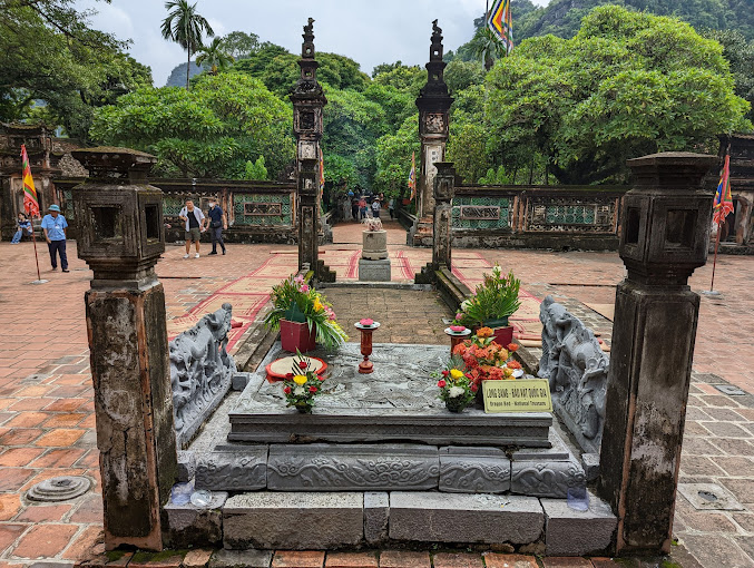 chùa bái đính, tour ninh bình, vườn chim thung nham, động am tiên, đền thờ đinh tiên hoàng – vị vua nổi tiếng với “tập trận cờ lau”