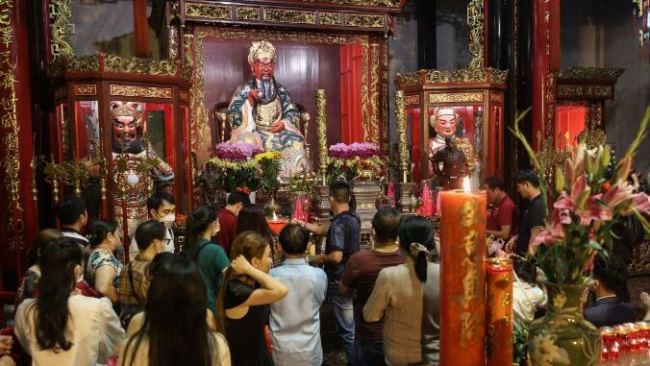 chinese in saigon, tet nguyen tieu, the custom of borrowing luck in a hundred-year-old temple in saigon