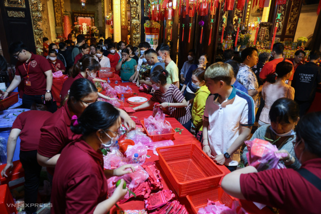 chinese in saigon, tet nguyen tieu, the custom of borrowing luck in a hundred-year-old temple in saigon