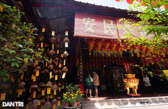 soc trang, thien hau pagoda, hundreds of bright red lanterns inside the famous soc trang pagoda