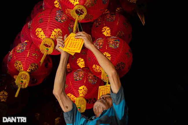 soc trang, thien hau pagoda, hundreds of bright red lanterns inside the famous soc trang pagoda