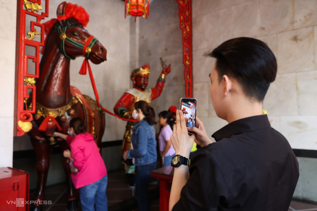 chinese, chinese in saigon, good luck, ho chi minh city, lunar new year, nghia an assembly hall, ong pagoda, spring travel, line up to pass the horse statue for good luck