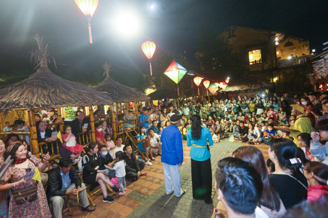cultural heritage, full moon of january, hoi an ancient town, intangible and intangible culture, lunar new year, tourists walk around hoi an ancient town, waiting in long queues to drop flower lanterns on the tet holiday