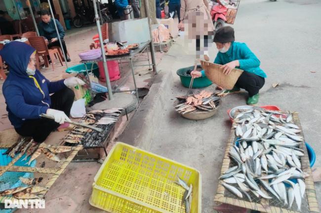 con temple festival, herring at the beginning of the year, herring season, hit herring season, grilling fish at the foot of a sacred temple in nghe an