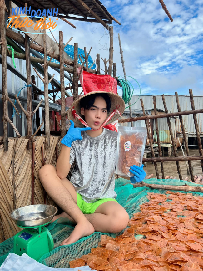 become a celebrity, celebrity, daily life, housework, online business, product advertising, shrimp cake, the 20-year-old guy put his grandmother on tiktok and suddenly became famous, seizing the opportunity to open a shrimp cake brand after 3 days selling nearly 3 tons of cakes.
