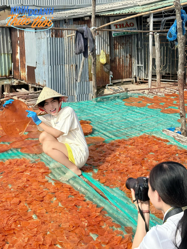 become a celebrity, celebrity, daily life, housework, online business, product advertising, shrimp cake, the 20-year-old guy put his grandmother on tiktok and suddenly became famous, seizing the opportunity to open a shrimp cake brand after 3 days selling nearly 3 tons of cakes.