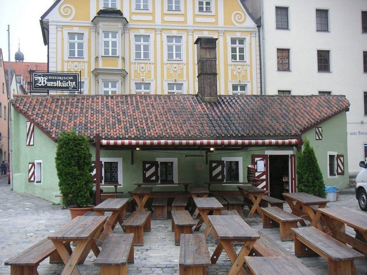 wurstkuchl, du khách, xúc xích, khám phá, trải nghiệm, nhà hàng xúc xích gần 900 tuổi khách đông nườm nượp