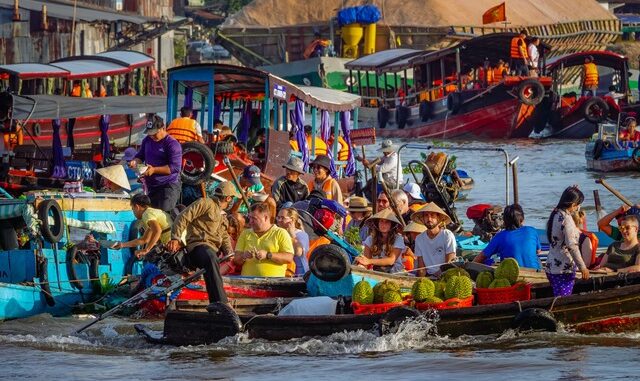 cai rang district, can tho city, foreign tourists, international visitors, tourists, tours, cai rang floating market is ‘floating’ again, international visitors are excited to visit