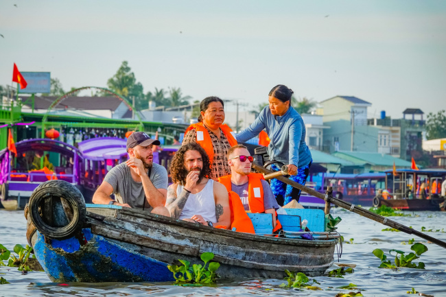 cai rang district, can tho city, foreign tourists, international visitors, tourists, tours, cai rang floating market is ‘floating’ again, international visitors are excited to visit