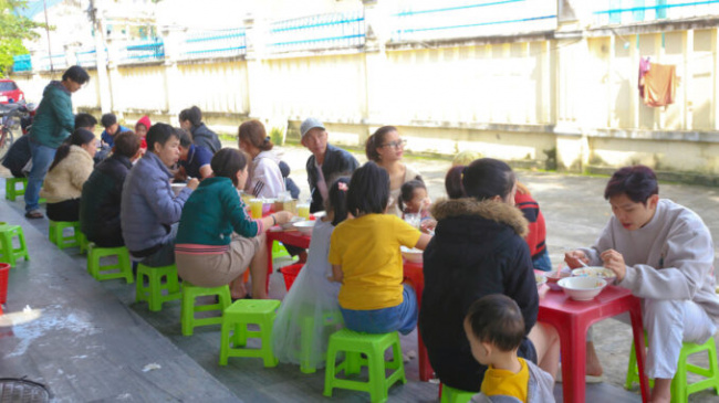 cuc&039;s cake soup shop, da nang tourism, danang cuisine, rice soup cake for more than 20 years is always crowded
