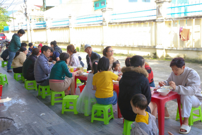 cuc&039;s cake soup shop, da nang tourism, danang cuisine, rice soup cake for more than 20 years is always crowded