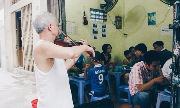 enjoy the food, perform the art, the owner of the snail shop, unique in ha thanh: eat snails while enjoying violin, as luxurious as at a fine-dining restaurant