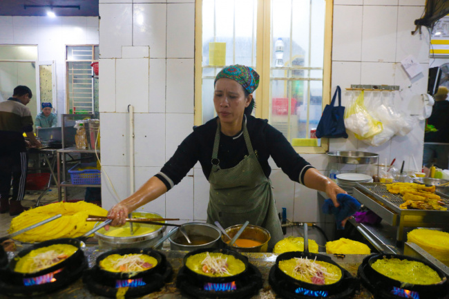 da nang tourism, danang cuisine, mrs. duong&039;s pancakes, 40 years old pancake shop deep in a small alley