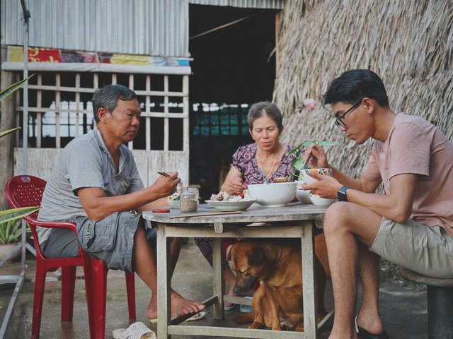 ben tre province, coconut milk, noodle soup, specialty dishes, unique dishes, posting family photos together making western cut dough soup, the guy makes many people crave the taste of his hometown
