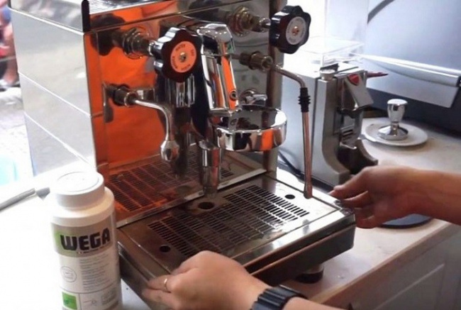 kinh nghiệm, kinh doanh, hướng dẫn cách vệ sinh máy pha cà phê đơn giản – barista và chủ quán có thể tự làm