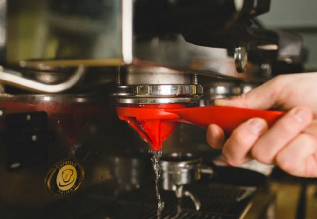 kinh nghiệm, kinh doanh, hướng dẫn cách vệ sinh máy pha cà phê đơn giản – barista và chủ quán có thể tự làm