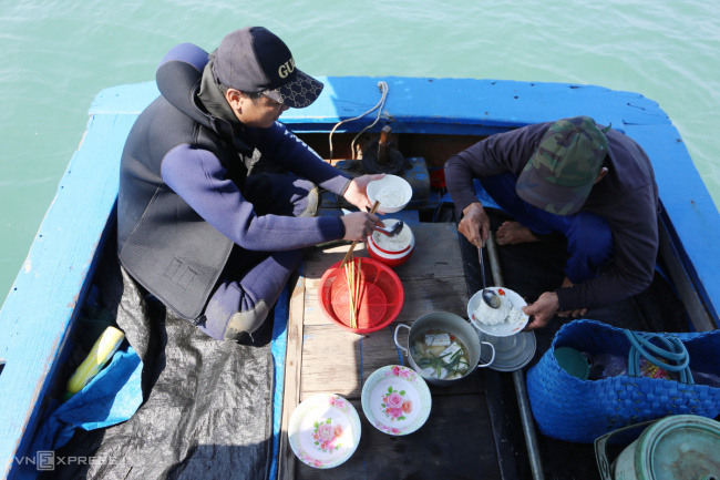 catch lobster seed, quang nam, diving and catching lobsters