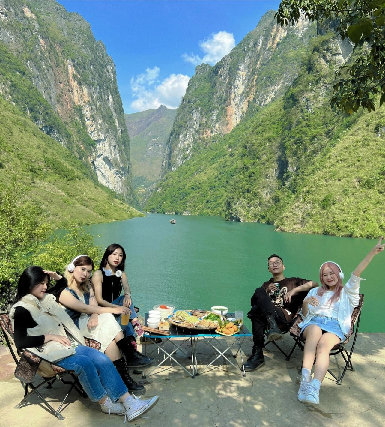 cắm trại và tận hưởng thiên nhiên hùng vĩ ở sông nho quế