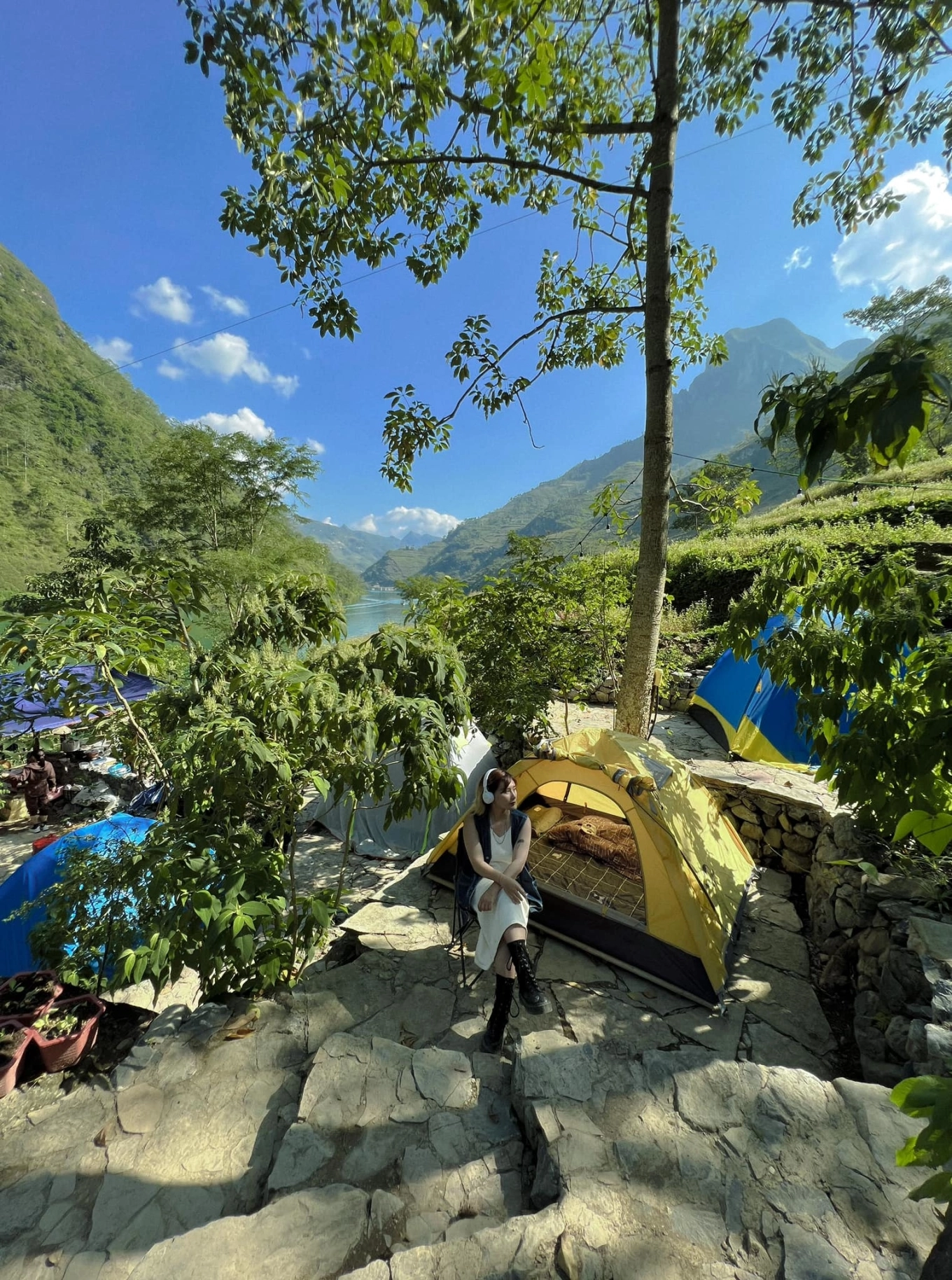 cắm trại và tận hưởng thiên nhiên hùng vĩ ở sông nho quế
