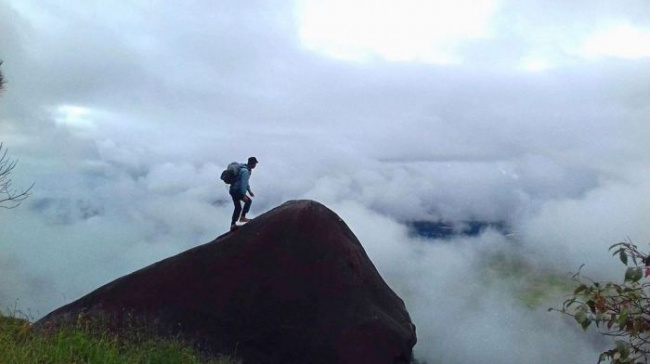 camping location, chu nam mountain, famous gia lai tourist destination, camping in chu nam to see the heaven of clouds at an altitude of 1,472m