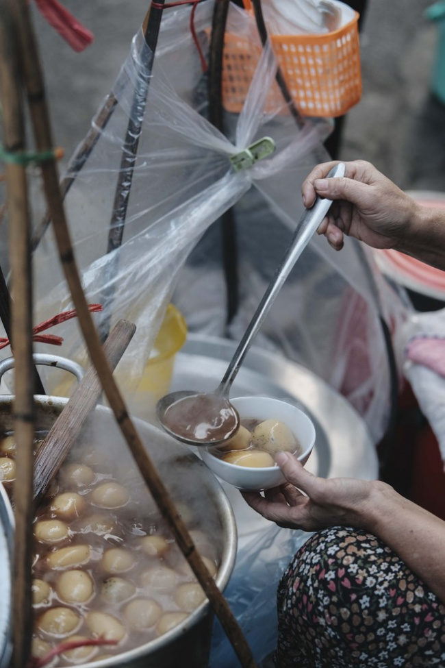 carrying street vendors, ha thanh cuisine, hanoi streets, in the heart of the capital, there are street vendors that make many restaurants “envy” because of the crowd