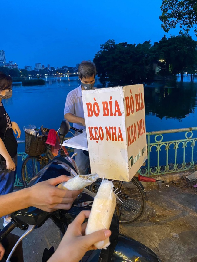 carrying street vendors, ha thanh cuisine, hanoi streets, in the heart of the capital, there are street vendors that make many restaurants “envy” because of the crowd