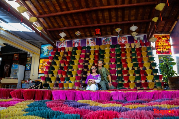 business households, foreign tourists, incense village, rental services, thua thien - hue province, thua thien hue, tourists, traditional craft, thuy xuan incense village “holds on” tourists when coming to hue