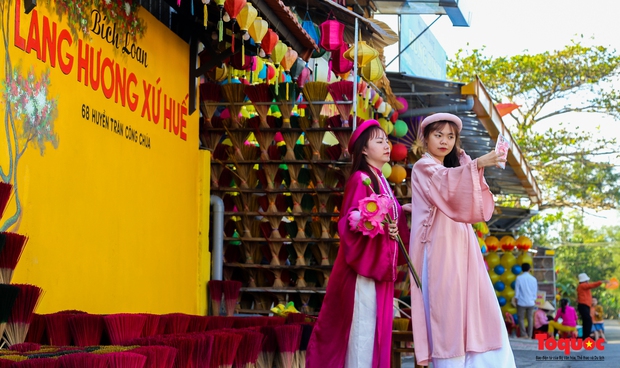 business households, foreign tourists, incense village, rental services, thua thien - hue province, thua thien hue, tourists, traditional craft, thuy xuan incense village “holds on” tourists when coming to hue