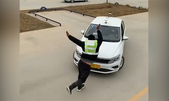 Thầy dạy lái xe nhảy cổ vũ học viên 'lùi chuồng'