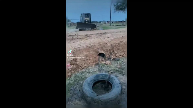 Dùng lốp xe thông cống thoát nước